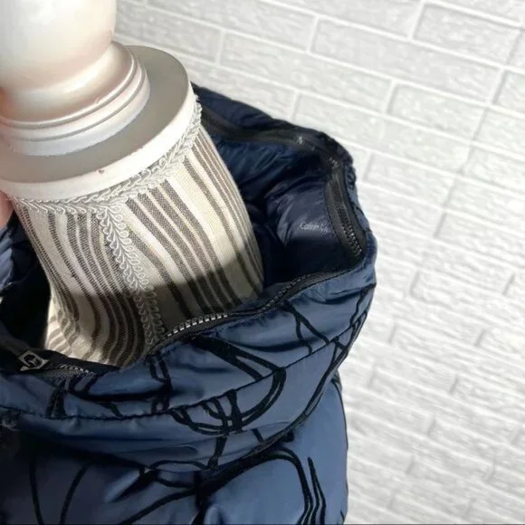 Calvin Klein Performance Puffy Blue Vest Black Velvet Squiggles Size Medium - Picture 9 of 9